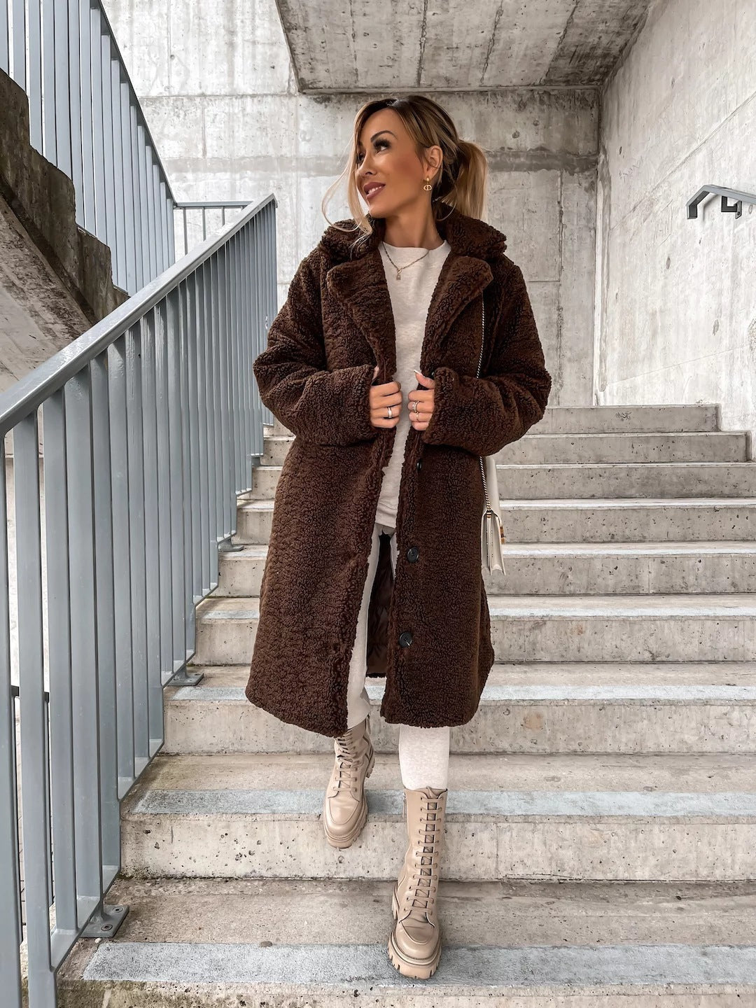 2024 Amazon outono e inverno europeu e americano transfronteiriço roupa de mulher popular felpa de manga larga solapa de mulher de felpa superior abrigo largo