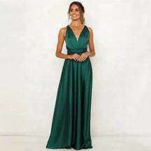 Mulher usando vestido longo verde esmeralda elegante para festa