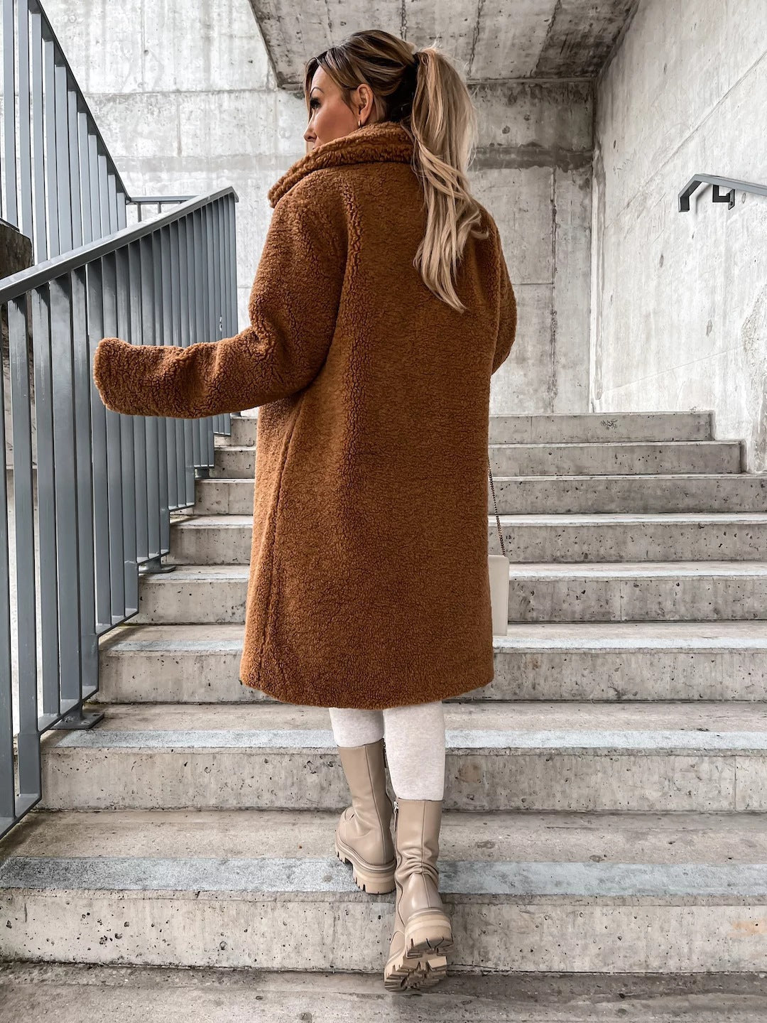 2024 Amazon outono e inverno europeu e americano transfronteiriço roupa de mulher popular felpa de manga larga solapa de mulher de felpa superior abrigo largo