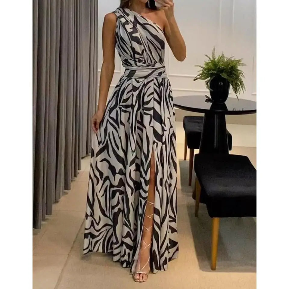 Mulher usando vestido longo floral azul com amarelo, decote cruzado e fenda