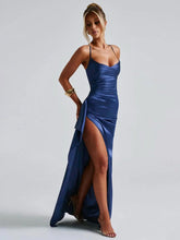 Modelo usando vestido longo azul em cetim com fenda lateral — ideal para festas