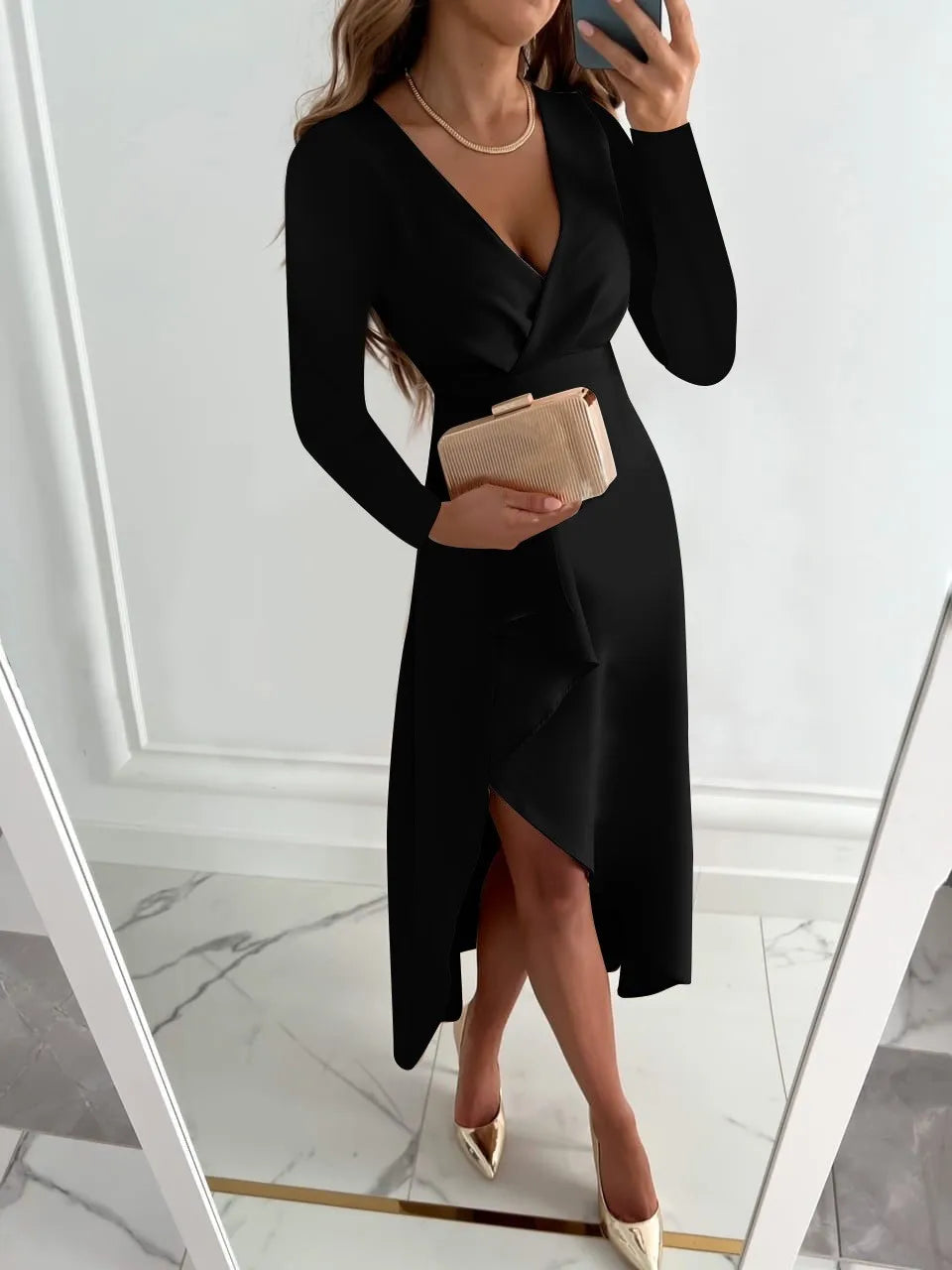 Mulher vestindo vestido bege elegante com decote transpassado e salto dourado