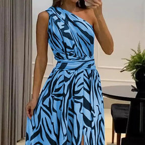 Mulher usando vestido longo floral azul com amarelo, decote cruzado e fenda