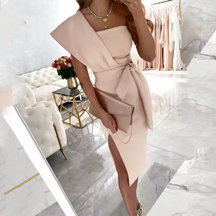 Mulher usando vestido de festa vermelho elegante assimétrico com fenda lateral – estilo sofisticado