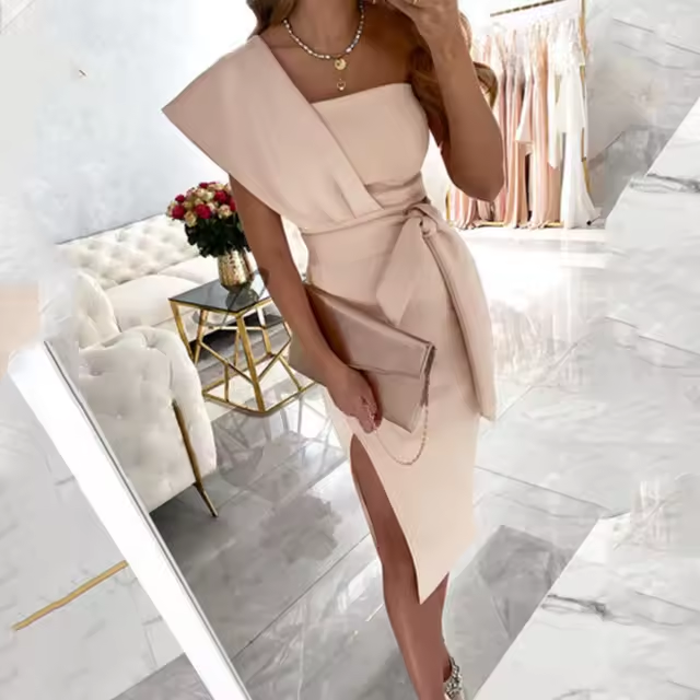 Mulher usando vestido de festa vermelho elegante assimétrico com fenda lateral – estilo sofisticado