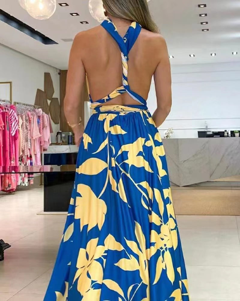  Mulher usando vestido longo floral azul com amarelo, decote cruzado e fenda

