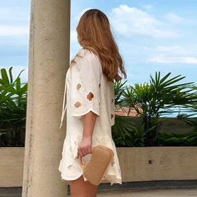 Vestido Sarah Purezzi Femme branco com recortes vazados florais e barra trabalhada.