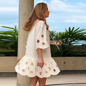 Vestido Sarah Purezzi Femme branco com recortes vazados florais e barra trabalhada.